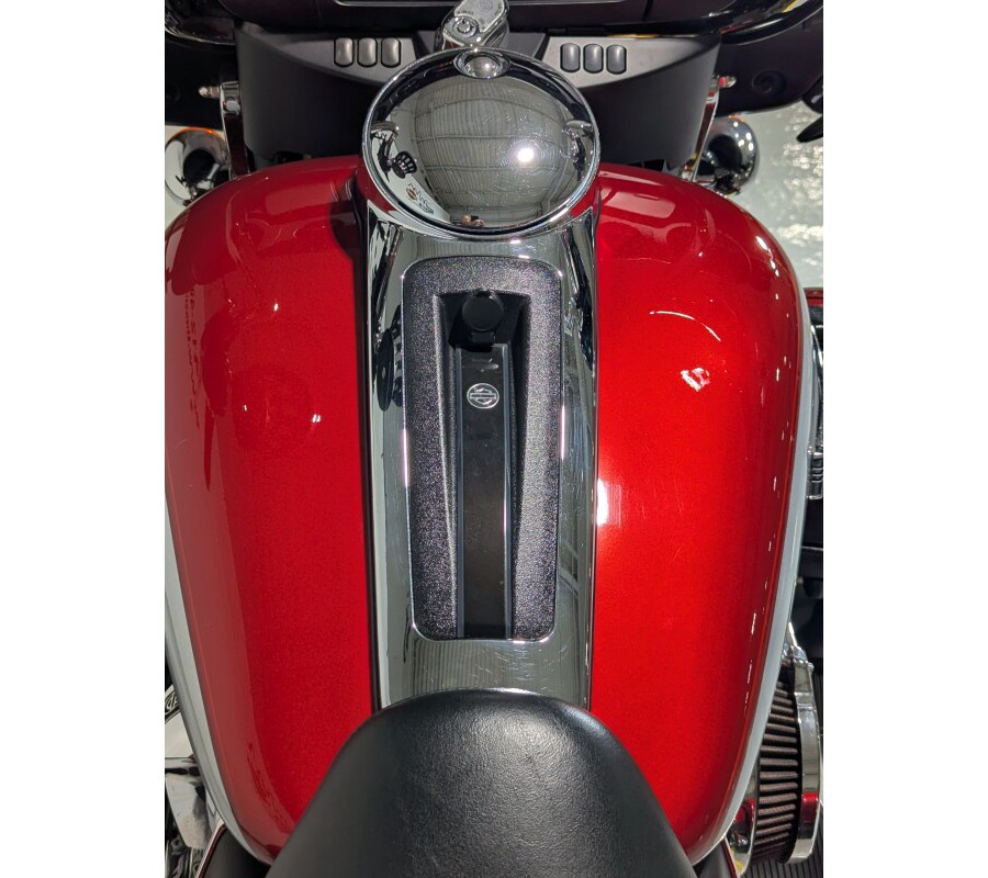 2019 Harley-Davidson® Tri Glide® Ultra Wicked Red/Barracuda Silver