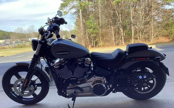 2026 Harley-Davidson® Street Bob® Dark Billiard Gray Chrome Cast Wheels