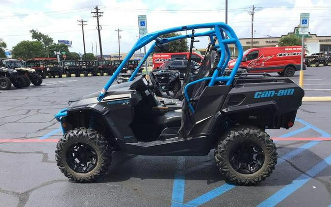 2019 Can-Am® Commander™ XT™ 800R Carbon Black & Octane Blue