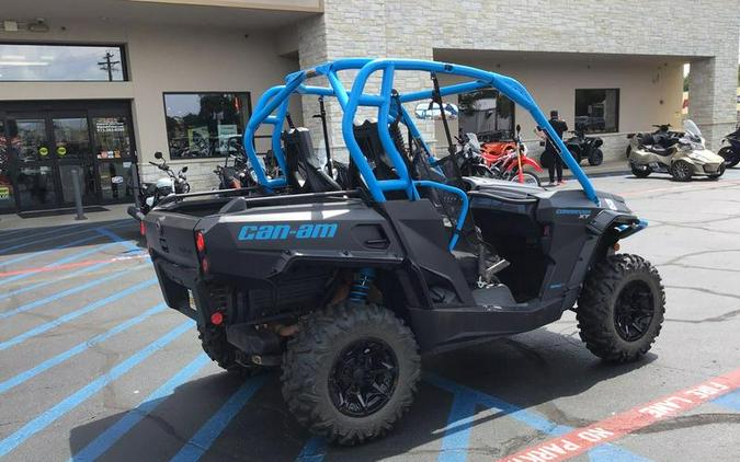 2019 Can-Am® Commander™ XT™ 800R Carbon Black & Octane Blue