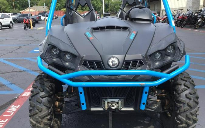 2019 Can-Am® Commander™ XT™ 800R Carbon Black & Octane Blue