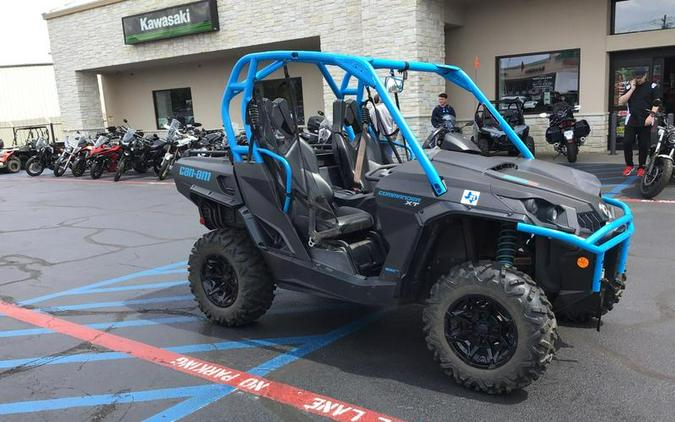 2019 Can-Am® Commander™ XT™ 800R Carbon Black & Octane Blue