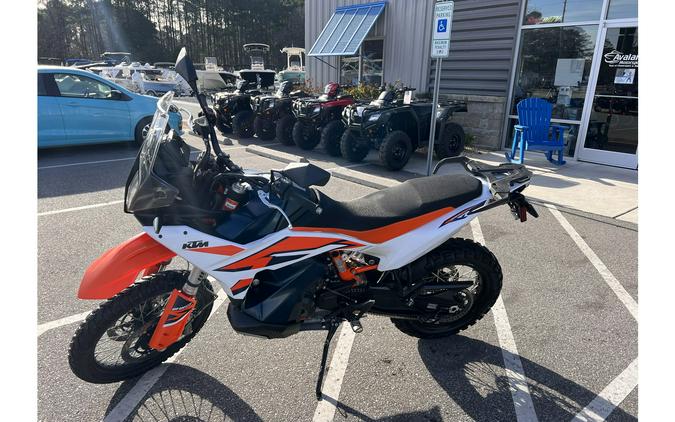 2023 KTM 890R