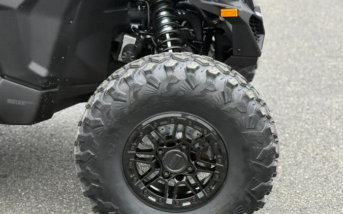 2026 Can-Am® Maverick X3 X rs Turbo RR Triple Black_7.6 in.