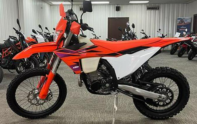 2024 KTM 500 EXC-F Six Days First Look [Fast Facts]