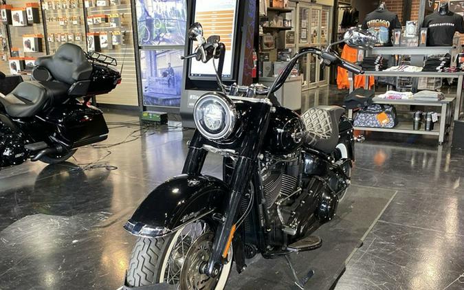 2019 Harley-Davidson Softail FLHC - Heritage Classic