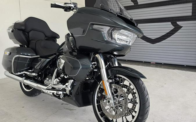 2026 Harley-Davidson® Road Glide Limited Iron Horse Metallic Chrome Trim
