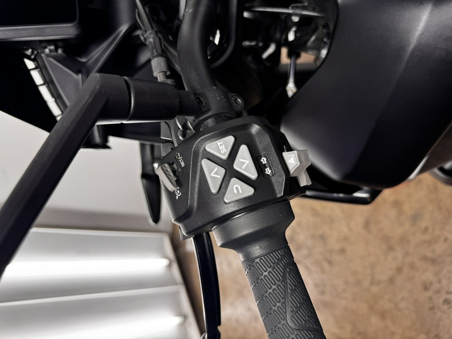 2024 KTM 890 SMT - 879685