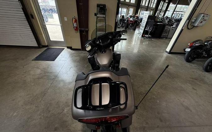 2025 Indian Motorcycle® Roadmaster® PowerPlus Dark Horse® 112 Black Smoke
