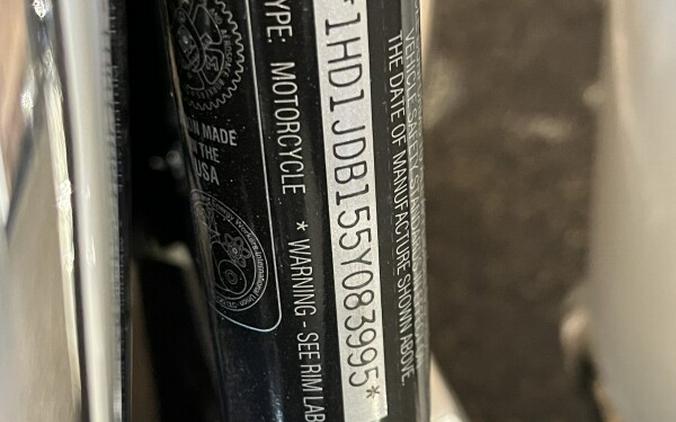 2005 Harley-Davidson® Softail® Deluxe Two-Tone Glacier White Pearl / Vivid Black FLSTN