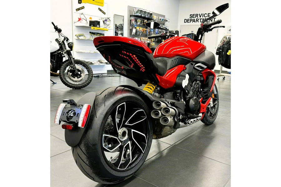 2024 Ducati Diavel V4 - Red