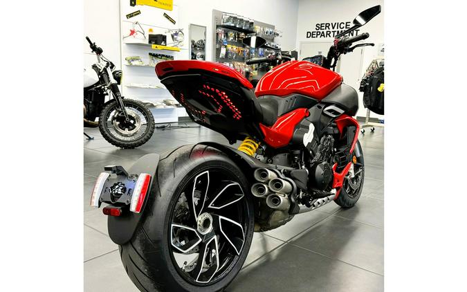 2024 Ducati Diavel V4 - Red