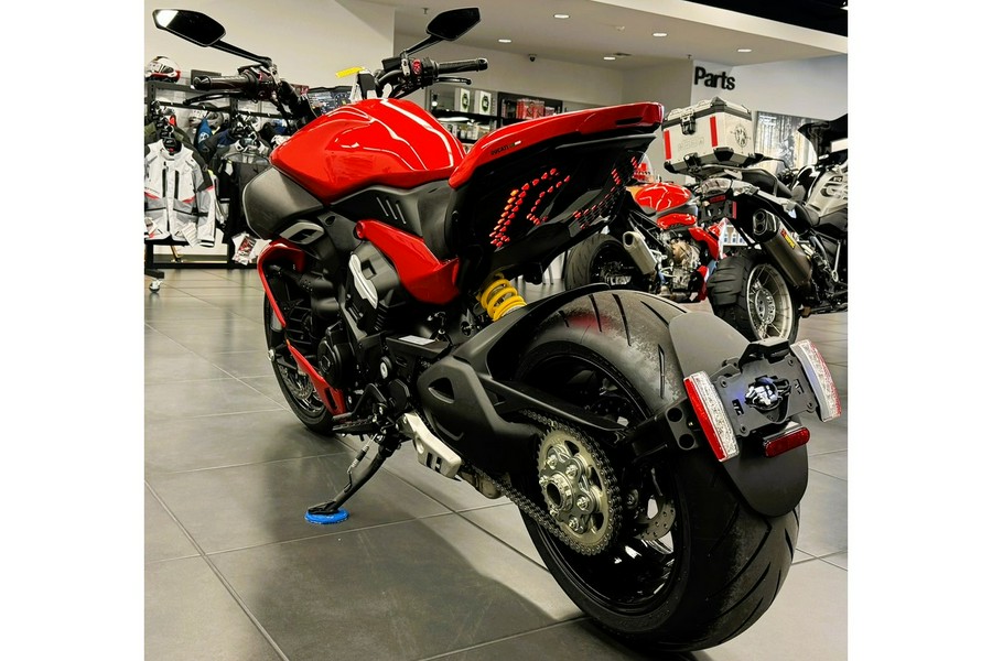 2024 Ducati Diavel V4 - Red