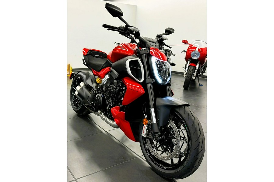 2024 Ducati Diavel V4 - Red