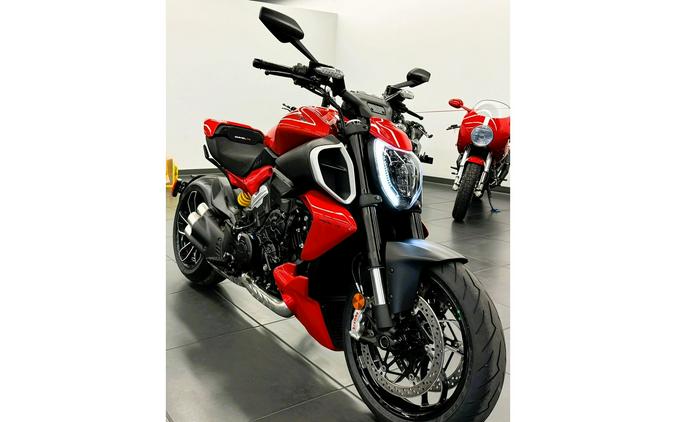 2024 Ducati Diavel V4 - Red