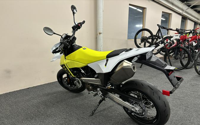 2026 Husqvarna Supermoto 701