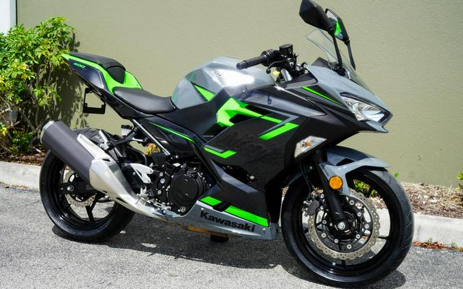 2019 Kawasaki Ninja® 400 ABS Pearl Gray/Metallic Dark Gray
