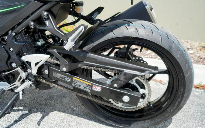 2019 Kawasaki Ninja® 400 ABS Pearl Gray/Metallic Dark Gray