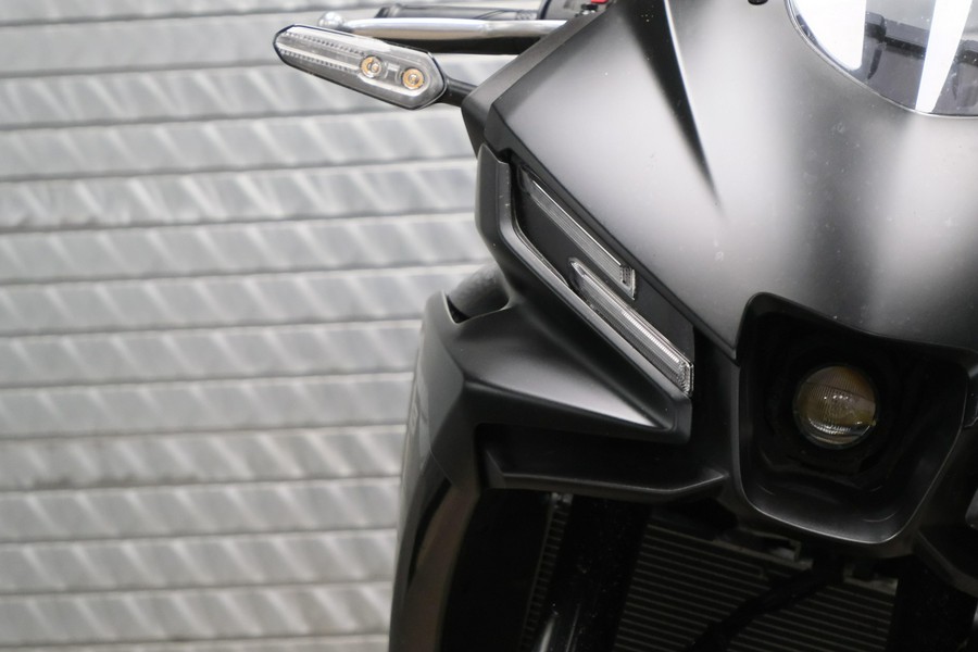 2025 YAMAHA YZFR3 ABS