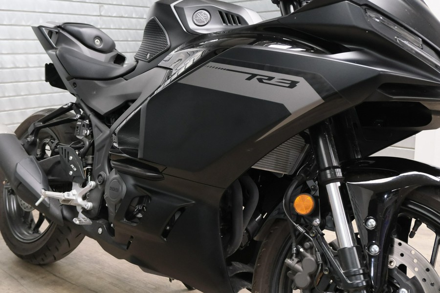 2025 YAMAHA YZFR3 ABS
