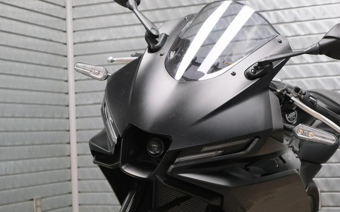 2025 YAMAHA YZFR3 ABS