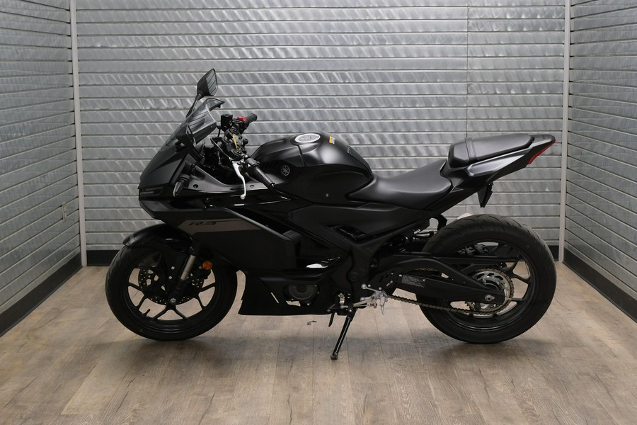 2025 YAMAHA YZFR3 ABS