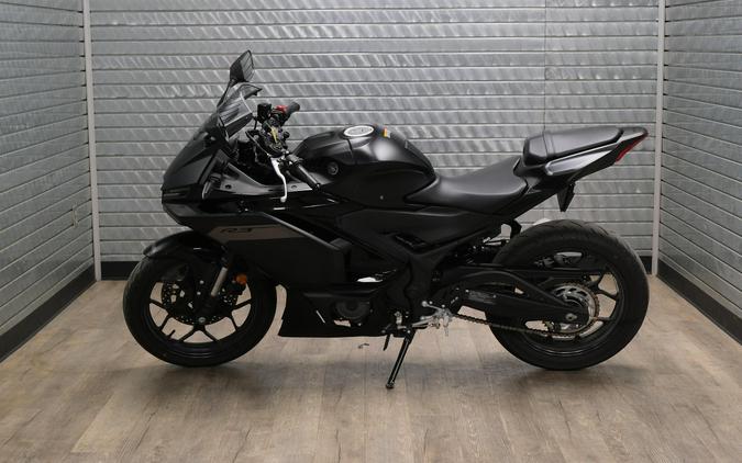 2025 YAMAHA YZFR3 ABS