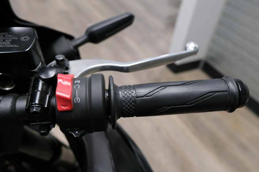 2025 YAMAHA YZFR3 ABS