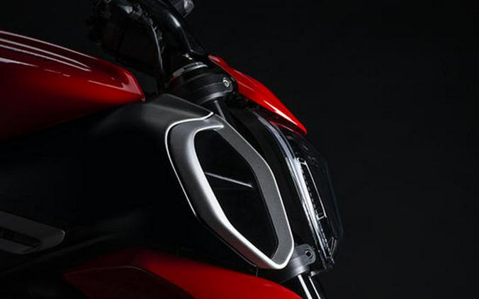 2024 Ducati Diavel V4 Red