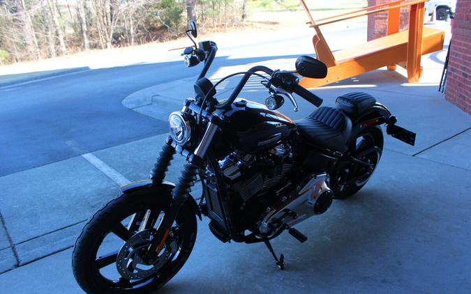2026 Harley-Davidson® Street Bob® Vivid Black Chrome Cast Wheels