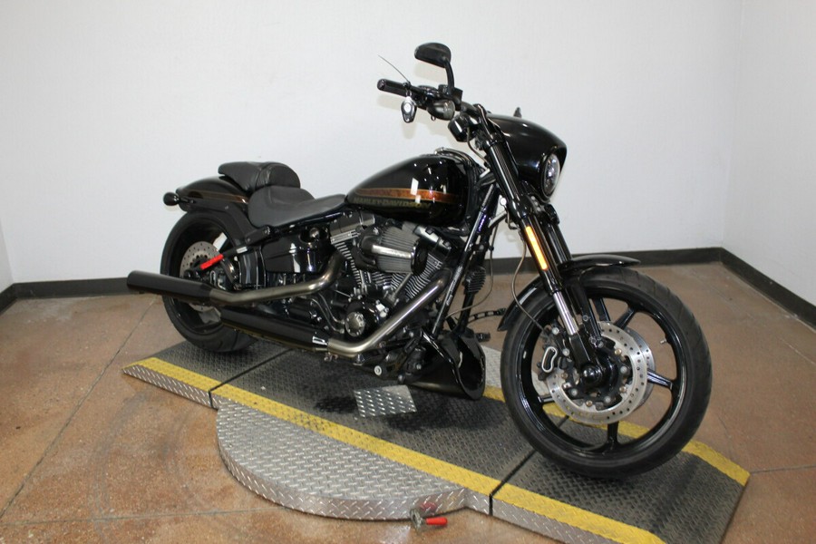 Harley-Davidson® CVO™ Pro Street Breakout® 2016 Starfire Black/Starfire Black