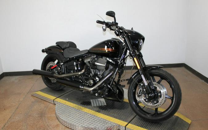 Harley-Davidson® CVO™ Pro Street Breakout® 2016 Starfire Black/Starfire Black