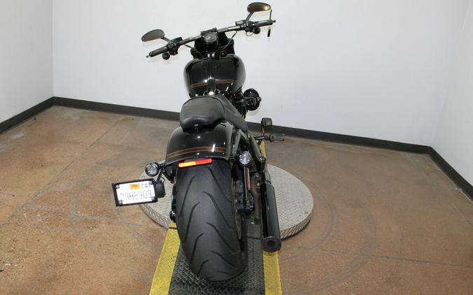 Harley-Davidson® CVO™ Pro Street Breakout® 2016 Starfire Black/Starfire Black