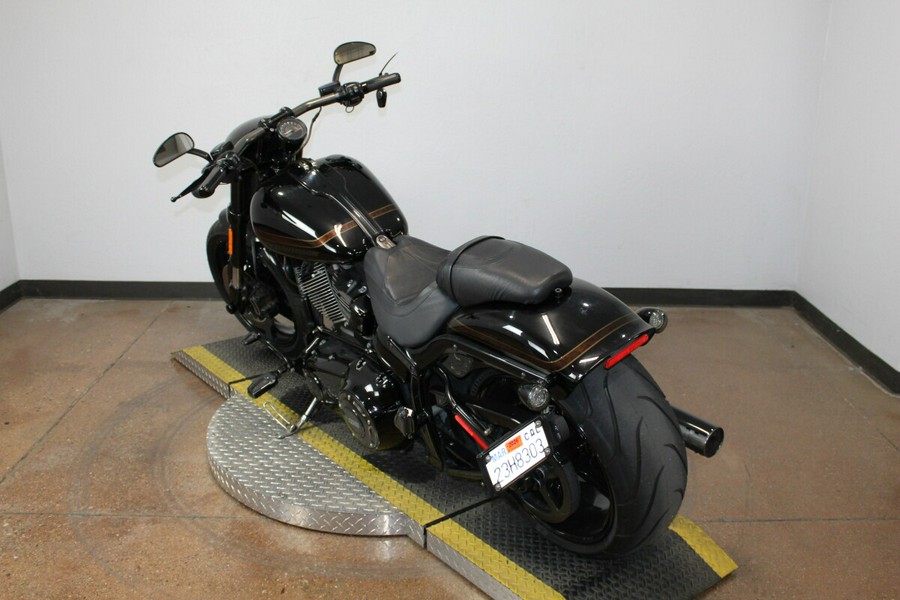 Harley-Davidson® CVO™ Pro Street Breakout® 2016 Starfire Black/Starfire Black