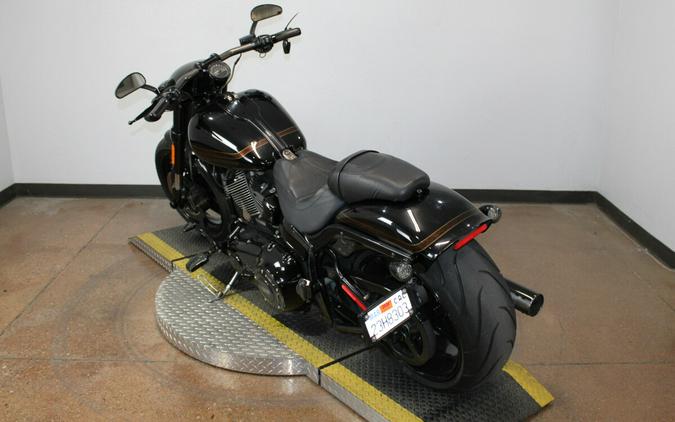 Harley-Davidson® CVO™ Pro Street Breakout® 2016 Starfire Black/Starfire Black