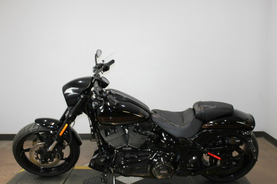 Harley-Davidson® CVO™ Pro Street Breakout® 2016 Starfire Black/Starfire Black