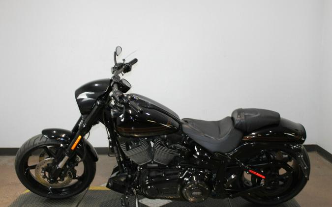 Harley-Davidson® CVO™ Pro Street Breakout® 2016 Starfire Black/Starfire Black