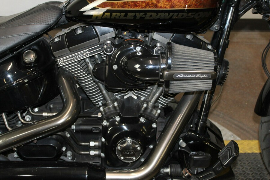 Harley-Davidson® CVO™ Pro Street Breakout® 2016 Starfire Black/Starfire Black
