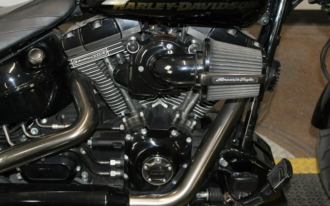 Harley-Davidson® CVO™ Pro Street Breakout® 2016 Starfire Black/Starfire Black