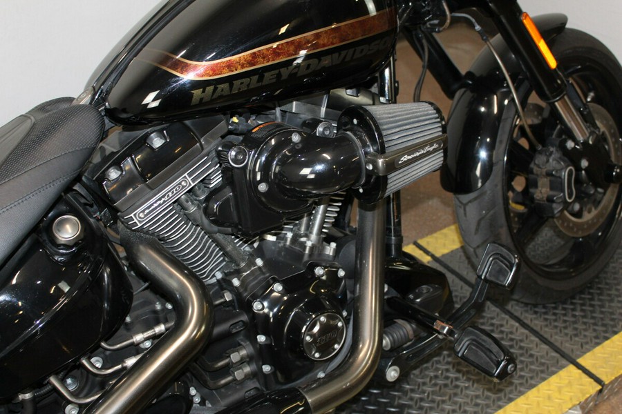 Harley-Davidson® CVO™ Pro Street Breakout® 2016 Starfire Black/Starfire Black