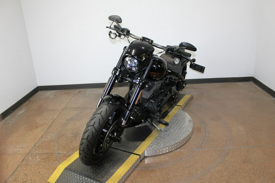 Harley-Davidson® CVO™ Pro Street Breakout® 2016 Starfire Black/Starfire Black