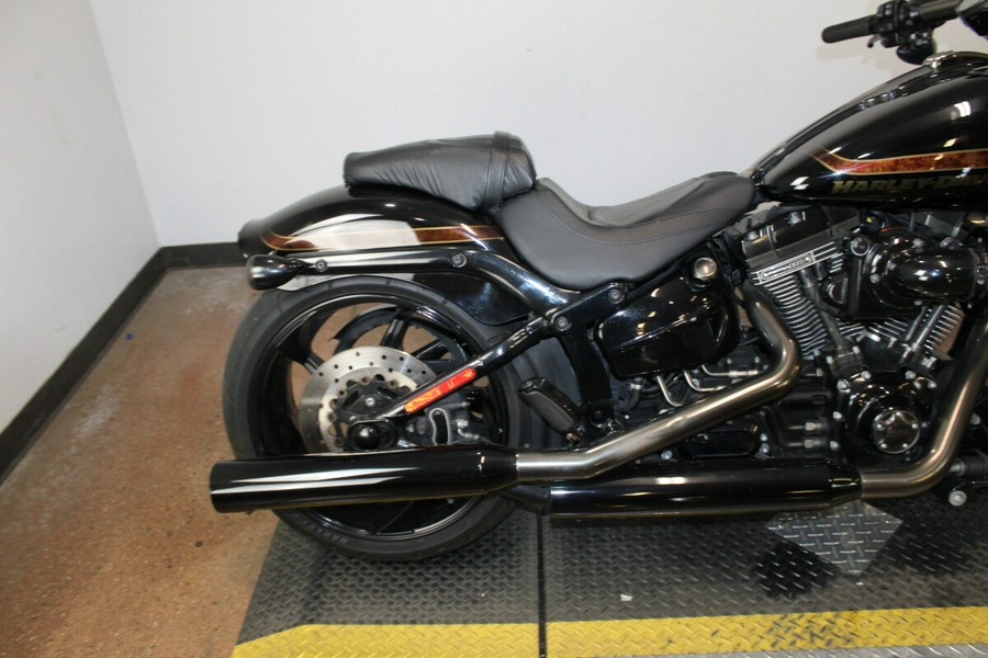 Harley-Davidson® CVO™ Pro Street Breakout® 2016 Starfire Black/Starfire Black