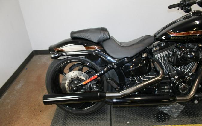 Harley-Davidson® CVO™ Pro Street Breakout® 2016 Starfire Black/Starfire Black