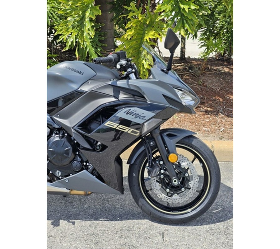 2024 Kawasaki Ninja 650 Metallic Matte Graphenesteel Gray/Ebony Metallic Matte Dark GrayMetallic Spark