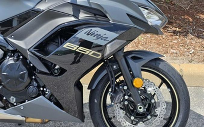 2024 Kawasaki Ninja 650 Metallic Matte Graphenesteel Gray/Ebony Metallic Matte Dark GrayMetallic Spark