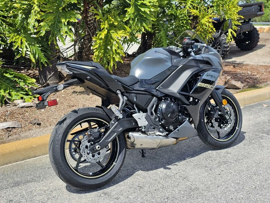 2024 Kawasaki Ninja 650 Metallic Matte Graphenesteel Gray/Ebony Metallic Matte Dark GrayMetallic Spark