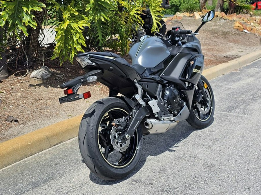 2024 Kawasaki Ninja 650 Metallic Matte Graphenesteel Gray/Ebony Metallic Matte Dark GrayMetallic Spark