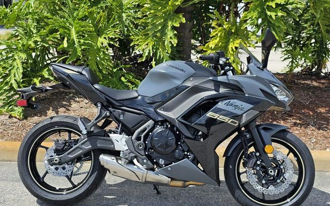 2024 Kawasaki Ninja 650 Metallic Matte Graphenesteel Gray/Ebony Metallic Matte Dark GrayMetallic Spark