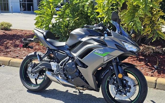 2024 Kawasaki Ninja 650 Metallic Matte Graphenesteel Gray/Ebony Metallic Matte Dark GrayMetallic Spark