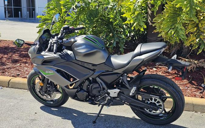 2024 Kawasaki Ninja 650 Metallic Matte Graphenesteel Gray/Ebony Metallic Matte Dark GrayMetallic Spark